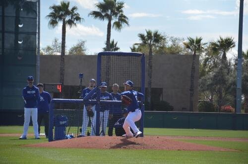 実戦想定の投球練習を行った山本(撮影･斎藤庸裕)