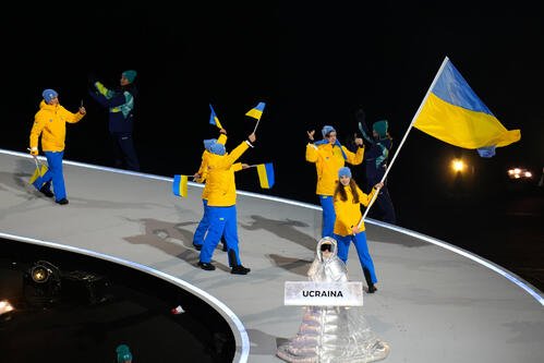 ロシア人女性が先導していたことが分かったウクライナ選手団の入場行進(AP)