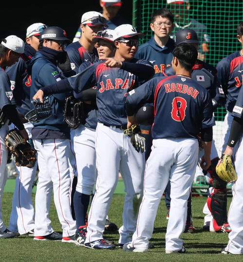 ライブBPを終え円陣を組んで話し合う侍ジャパン森下ら野手陣(撮影･加藤哉)