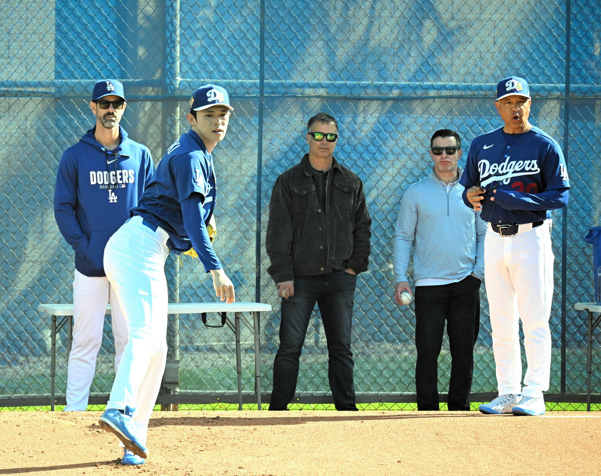 佐々木朗希(手前)の投球を見守るドジャースのデーブ･ロバーツ監督(右端)=アリゾナ州グレンデール、大宮慎次朗撮影