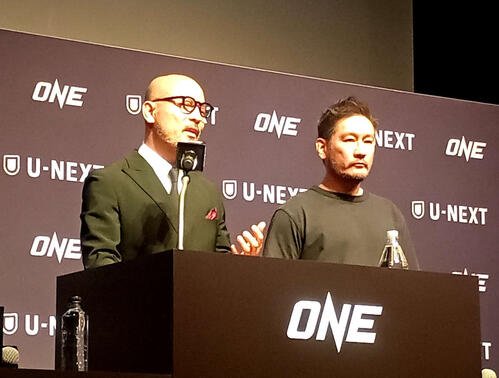 会見で登壇したONEジャパンCEOの田中俊太郎氏(左)とONEのチャトリCEO