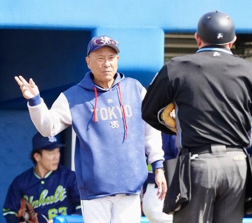 DeNA対ヤクルト　5回裏開始前、選手交代を告げるヤクルト池山監督(左)(撮影･江口和貴)