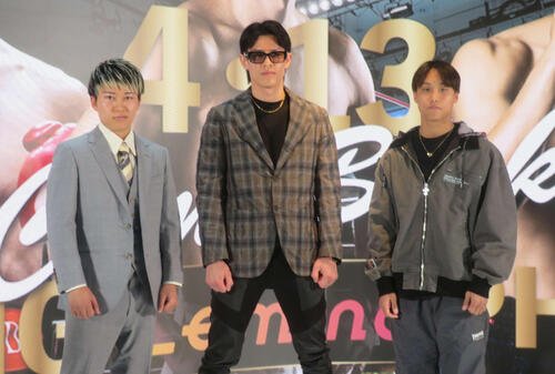 4月13日に再起戦を控えるアマ8冠の荒竹一真(左端)、IBF世界スーパーフェザー級7位力石政法(中央)、日本ユース･ミニマム級王者北野武郎