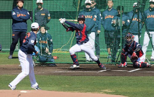 ライブBPで安打性の打球を放つ小園。投手隅田(撮影･加藤哉)