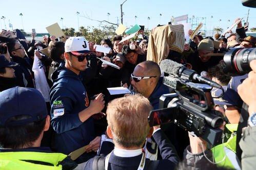 ファンにサインする侍ジャパンアドバイザーのダルビッシュ(撮影･加藤哉)