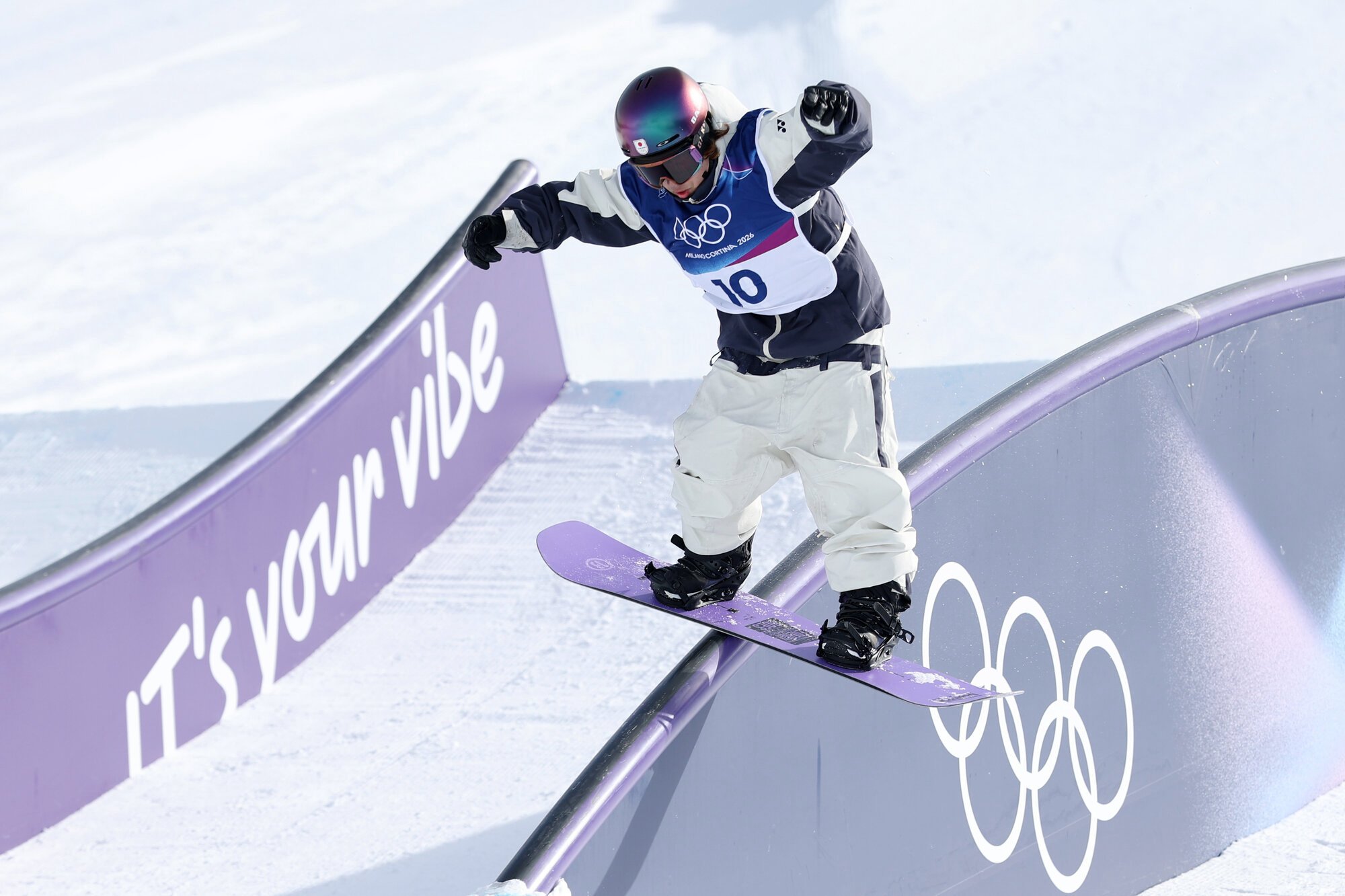 スノーボード男子スロープスタイル決勝、長谷川帝勝の1回目=関田航撮影