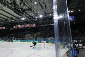 アイスホッケーのリンク外周に設置されるボード。耐衝撃ガラス製の透明のバリアー(撮影･前田充)