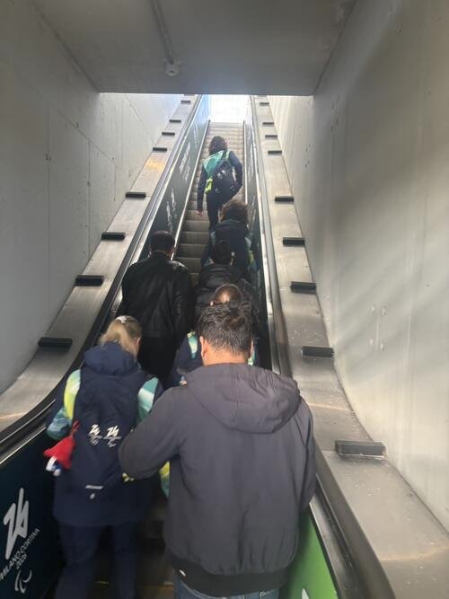 フィギュアスケート会場の最寄り駅のエスカレーター。イタリアは右立ち(撮影･松本航)