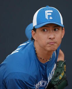 ブルペン投球する日本ハム達(撮影･足立雅史)