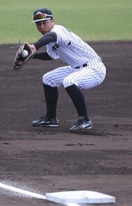 シート打撃で三塁手熊谷は中川のゴロを捕球し併殺に仕留める(撮影･上山淳一)