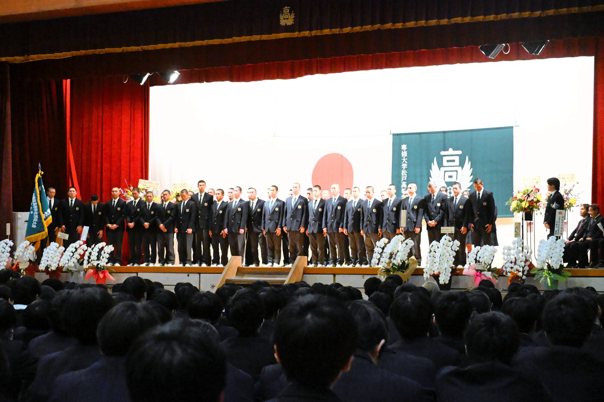 壮行会で壇上に並ぶ専大松戸の選手たち=2026年2月16日、千葉県松戸市、武田百花撮影