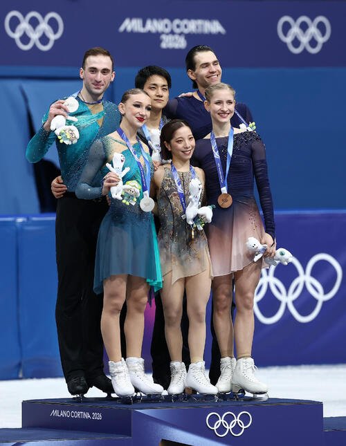 銅メダルのミネルバファビエンヌ･ハゼ、ニキータ･ボロディン(右)(2026年2月16日撮影)