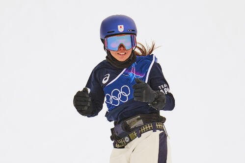 スノーボード女子スロープスタイル2回目の試技を終えて笑顔を見せた深田茉莉(AP)