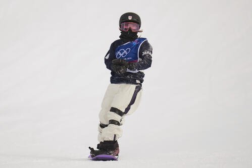 1回目の試技を終えた岩渕麗楽(AP)