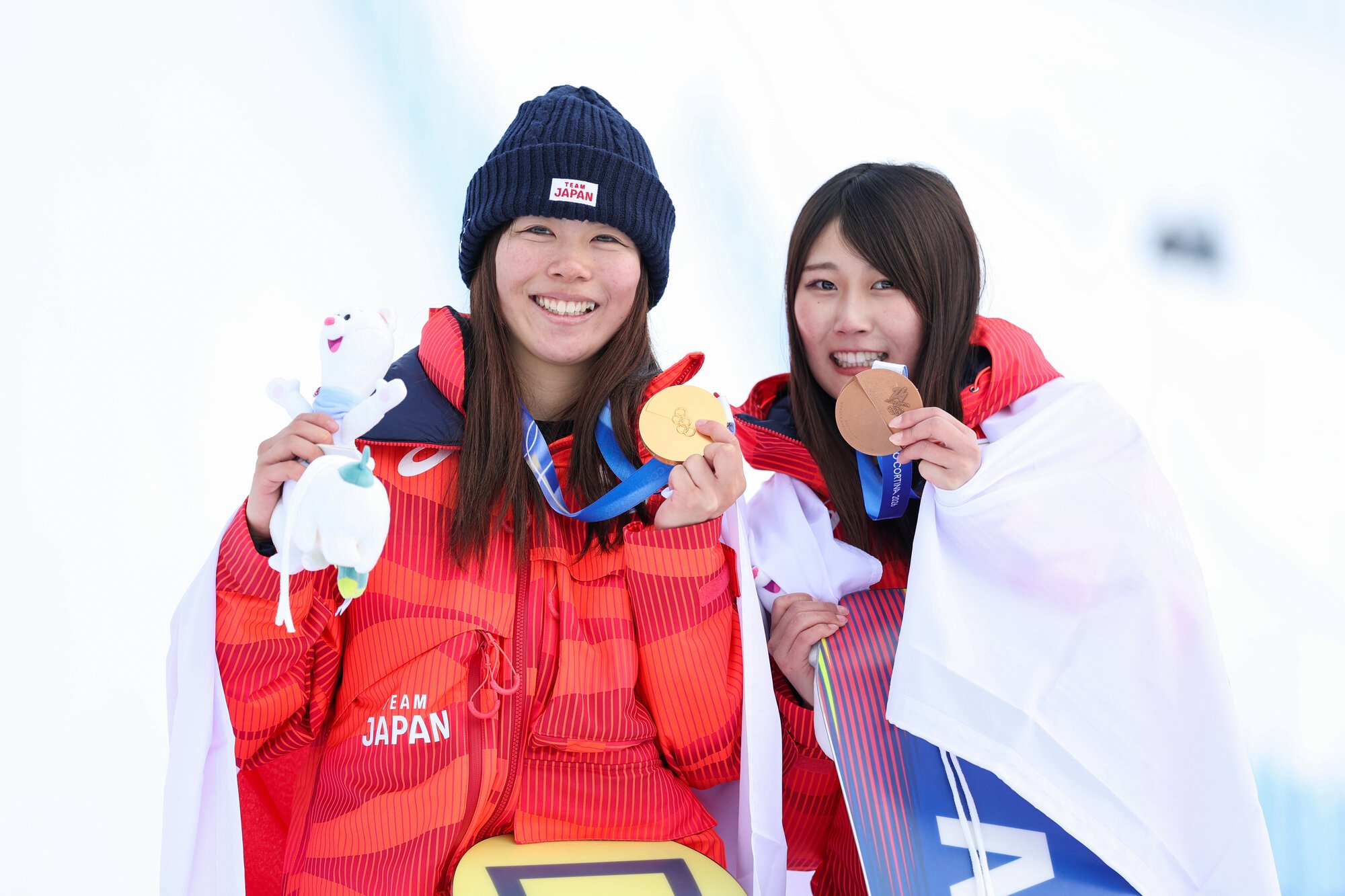 スノーボード女子スロープスタイル、金メダルを獲得した深田茉莉(左)と銅メダルの村瀬心椛=関田航撮影