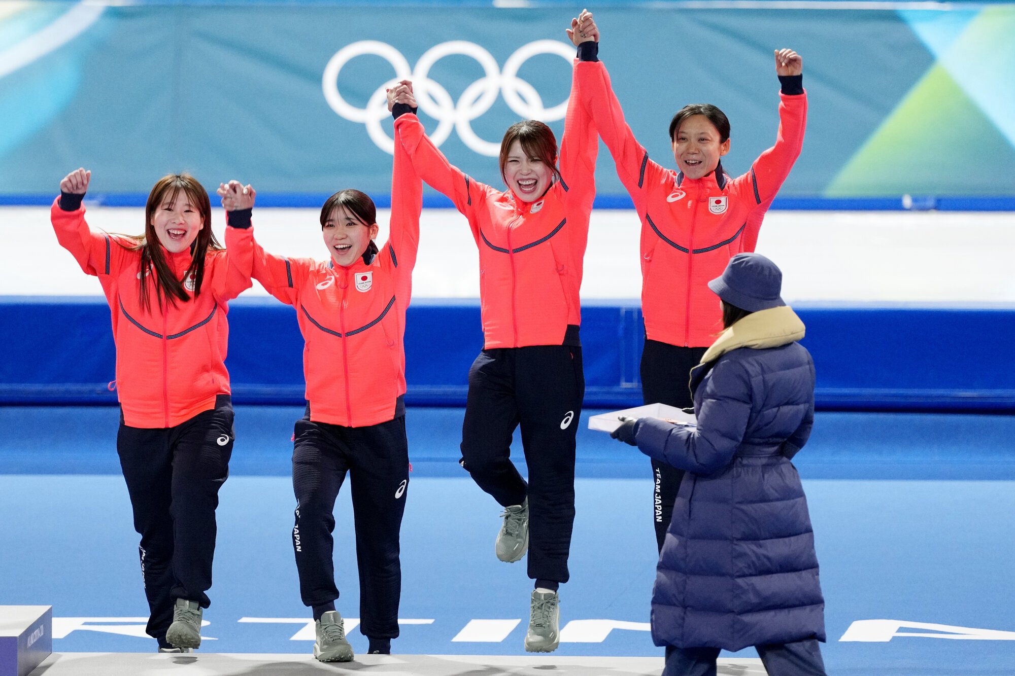 スピードスケート女子団体追い抜きの表彰式で、笑顔で表彰台に上る(右から)高木美帆、佐藤綾乃、野明花菜、堀川桃香=竹花徹朗撮影