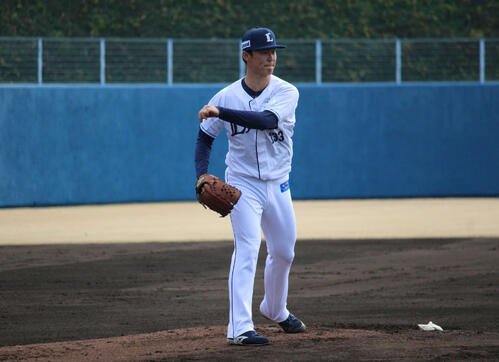 けん制球を投げる西武佐藤爽(撮影･金子真仁)