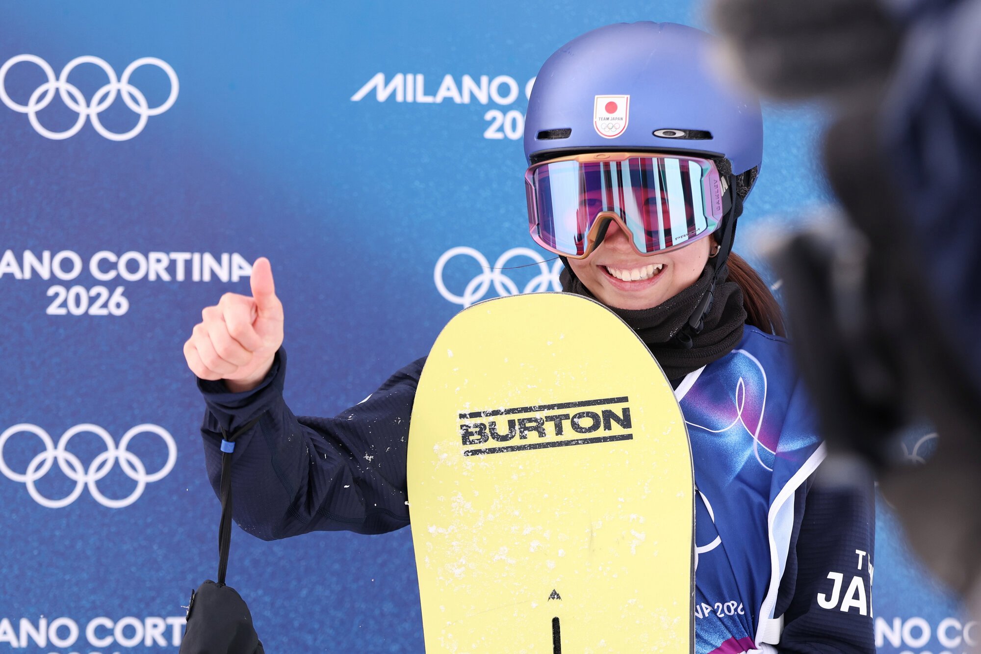 スノーボード女子スロープスタイル決勝、金メダルが決まり笑顔を見せる深田茉莉=関田航撮影