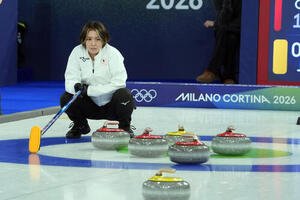 英国戦でストーンを見詰める日本代表フォルティウスの吉村紗也香(撮影･パオロ　ヌッチ)