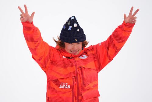 銀メダルを獲得した長谷川帝勝は表彰式で両手を上げる歓喜のポーズ(AP)