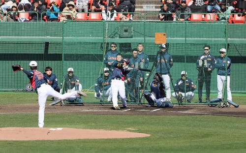 ライブBPで安打性の打球を放つ近藤。投手北山(26年2月18日)(撮影･加藤哉)