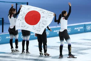 銅メダルを獲得し、日の丸を手に歓声に応える高木(右端)ら日本チームの選手たち(撮影･前田充)