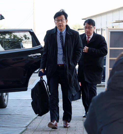球場に到着した侍ジャパン前監督の栗山氏(撮影･加藤哉)
