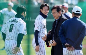 侍ジャパン前監督の栗山氏(右)と握手する左端は近藤、中央は周東(撮影･加藤哉)