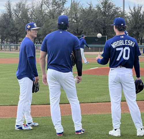 山本(左)と大谷(中)は練習の合間に談笑