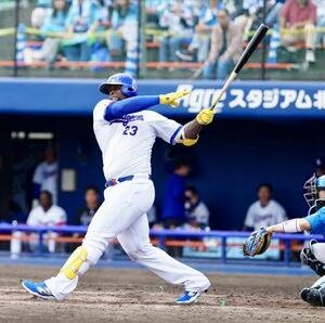 中日対日本ハム　4回裏中日無死、左前打を放つミゲル･サノー(撮影･江口和貴)