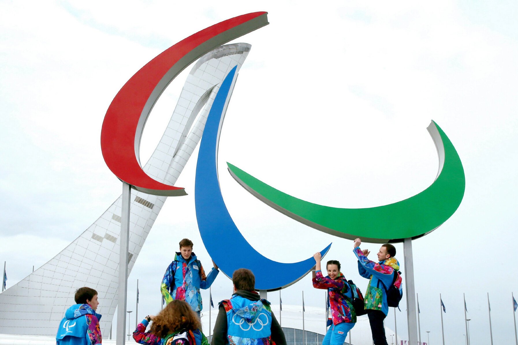 2014年ソチ冬季パラリンピックで掲げられた国際パラリンピック委員会のシンボルマーク