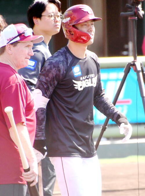 楽天辰己(右)(2026年2月撮影)