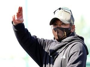 中日対日本ハム　試合前練習中、あいさつする日本ハム新庄監督