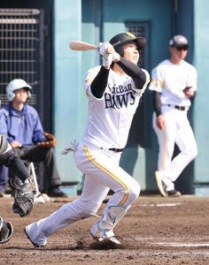 紅白戦　5回裏白2死一、二塁、川瀬は右中間に逆転となる3点本塁打を放つ(撮影･梅根麻紀)