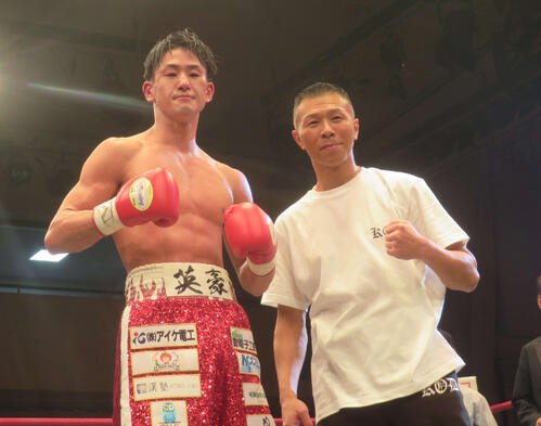 ジム初勝利を飾った元WBA世界スーパーフェザー級スーパー王者でKODLAB会長の内山高志氏(右)。右は勝った日本スーパーフェザー級15位英豪