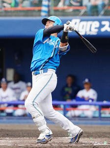中日対日本ハム　6回表日本ハム2死一塁、2点本塁打を放つ吉田(撮影･江口和貴)
