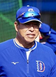 中日対日本ハム　練習を見つめる中日井上監督(撮影･江口和貴)