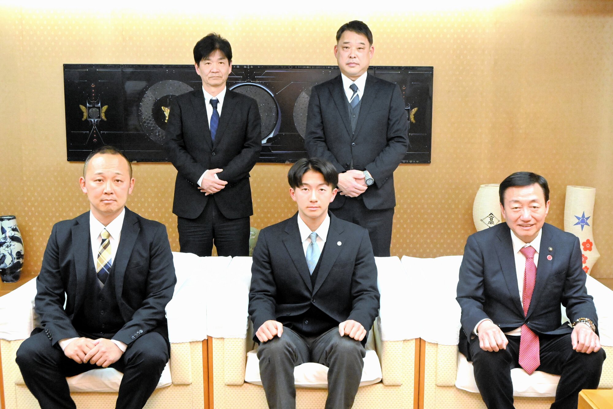 高松市役所で大西秀人市長(前列右端)と面会した、英明の池田隼人主将(同中央)ら=2026年2月19日午後3時19分、高松市番町1丁目、木野村隆宏撮影