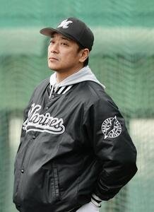 練習を見守るロッテサブロー監督(撮影･河田真司)