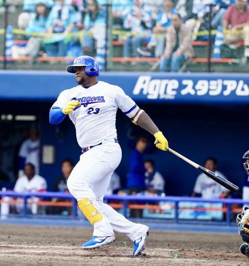 中日対日本ハム　4回裏中日無死、左前打を放つサノー(撮影･江口和貴)
