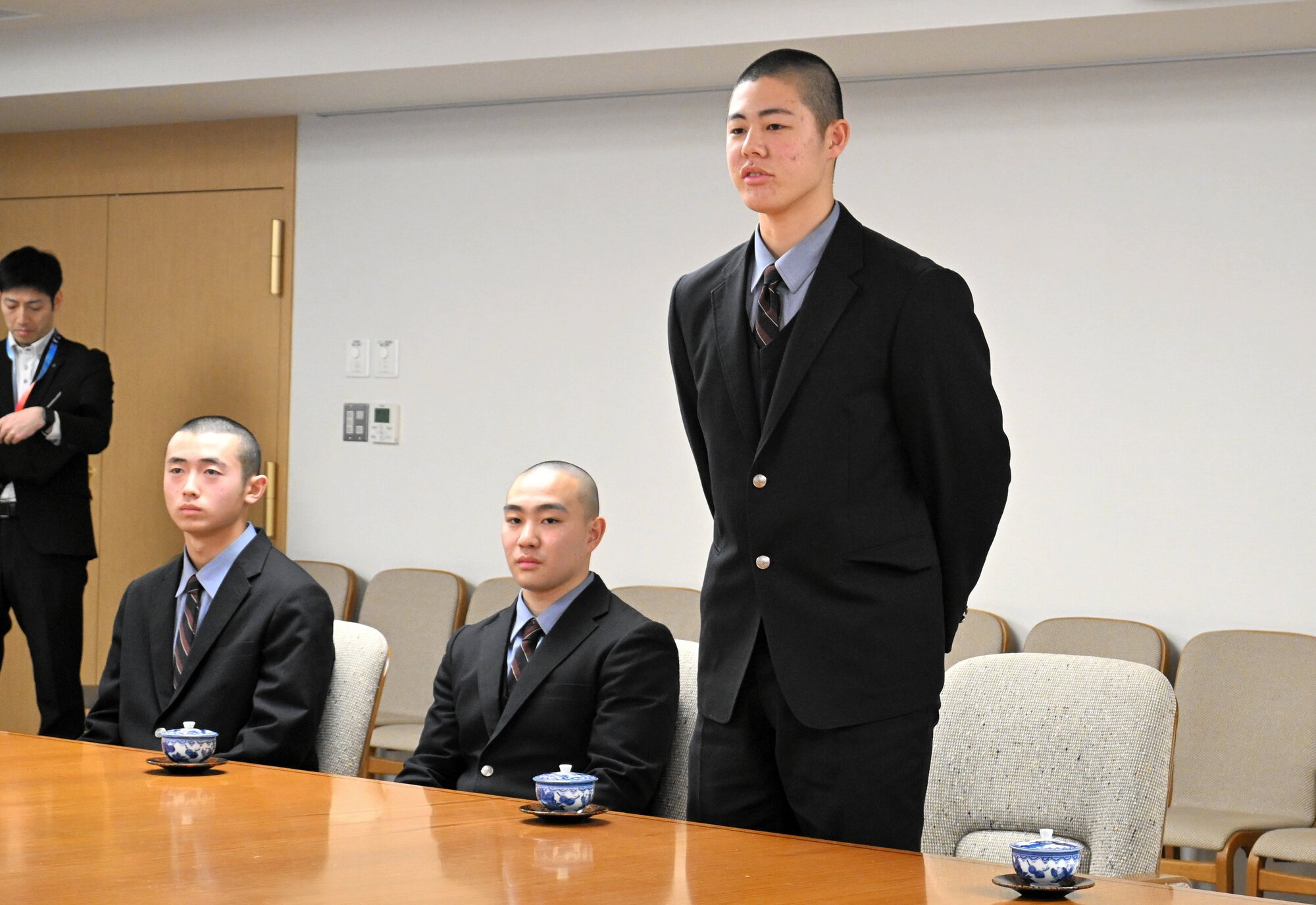 選抜大会への決意を語る八戸学院光星の北口晃大主将(右端)=2026年2月19日午前9時28分、青森市、小田邦彦撮影