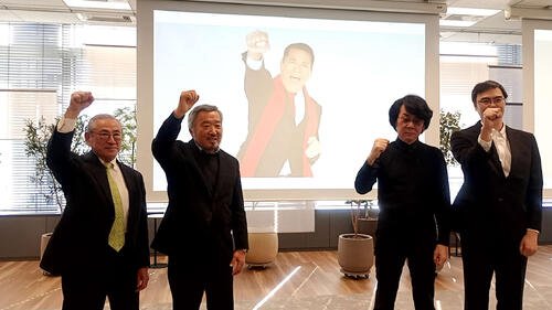 会見に出席した(左から)アントニオ猪木さんの弟啓介氏、OSGコーポレーション湯川剛会長、石黒浩氏、SMBCバリュークリエーション棚橋亨太氏