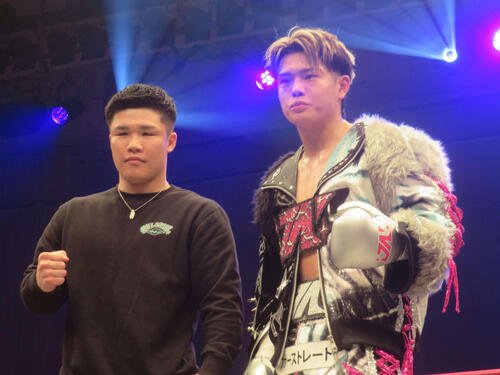 東洋太平洋ウエルター級王者田中空(左)とリングで並び立った元アジア2冠同級王者佐々木尽