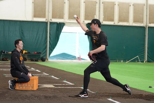 ネットスローで調整する巨人戸郷(撮影･足立雅史)