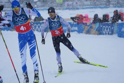 男子団体スプリント　後半距離で渡部暁斗(右)は力走する(撮影･パオロ　ヌッチ)