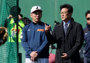 井端監督(左)と並んで練習を見学する栗山英樹氏
