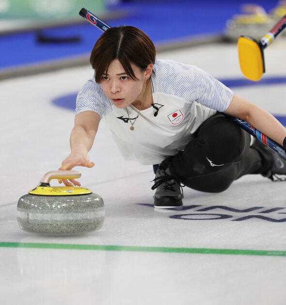 英国戦の第3エンド、ストーンを放つフォルティウスの小野寺佳歩＝小林一茂撮影