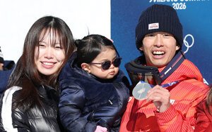 銀メダルを獲得し、妻の輝紗良さん(左)ら家族とともに撮影に応じる堀島行真＝関田航撮影