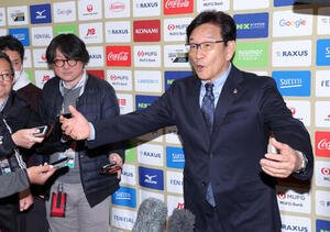 会見する侍ジャパン前監督の栗山氏