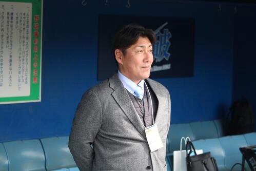 西武ドラフト5位横田を見つめる山村学園･岡野監督(撮影･金子真仁)